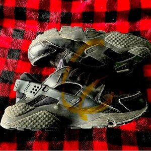 Black NIKE HUARACHES